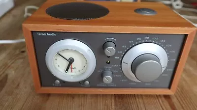 Kaufen Henry Kloss Design Tivoli Audio Model Three  AM FM Uhrenradio - Neuwertig • 59.90€
